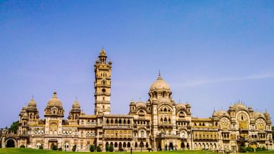 આ મહેલનું નામ મહારાજા સયાજીરાવ ત્રીજાના પત્ની લક્ષ્મીબાઇ પરથી રાખવામાં આવ્યું છે.ગાયકવાડ વંશ વડોદરાના શાસક તરીકે ઘણી સમૃદ્ધિ અને શક્તિ ધરાવતા હતા. ખાસ કરીને મહારાજા સયાજીરાવ ત્રીજા ગાયકવાડના શાસન દરમિયાન વડોદરાનો અદભૂત વિકાસ થયો.  (Credits: - Wikipedia)