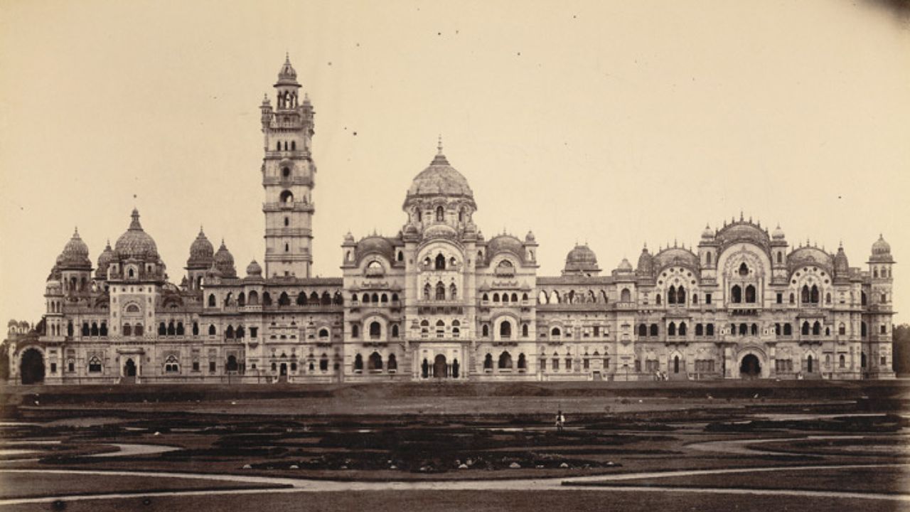 મહારાજા સયાજીરાવ ત્રીજાએ રાજવંશ માટે આધુનિક યુક્ત અને વિભિન્ન શૈલીઓથી સુશોભિત એક મહાન પેલેસ બાંધવાનું નક્કી કર્યું.1878માં લક્ષ્મી વિલાસ પેલેસના નિર્માણ કાર્યની શરૂઆત થઈ અને 1890માં તે પૂર્ણ થયું. મહેલના નિર્માણ માટે ત્યારે લગભગ 27 લાખ રૂપિયા ખર્ચાયા હતા, જે તે સમય માટે અતુલનીય રકમ હતી. (Credits: - Wikipedia)