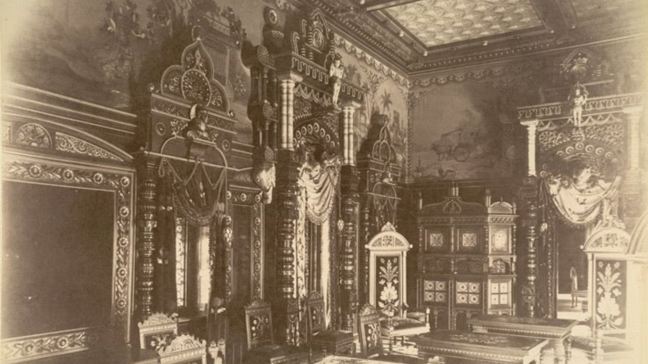 મહારાજા સયાજીરાવ ગાયકવાડના હુકમથી ઇ.સ.1890માં લક્ષ્મી વિલાસ મહેલ બાંધવામાં આવ્યો હતો. આ મહેલની અંદર ધાતુની સુંદર મૂર્તિઓ, જૂના હથિયારો તથા મોઝેઇક અને ટેરાકોટા રાખવામાં આવેલા છે.  (Credits: - Wikipedia)