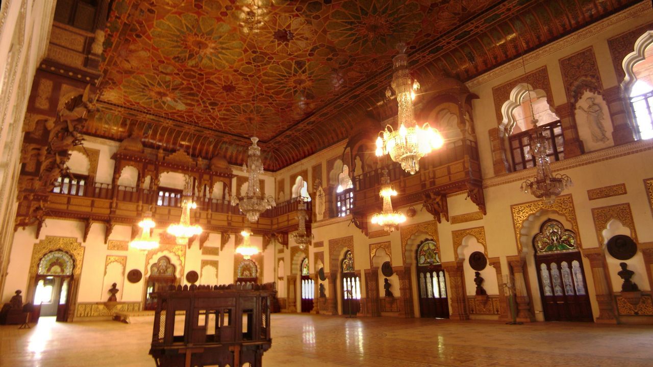 મહેલ લગભગ 700 એકર વિસ્તાર ધરાવે છે. આજુબાજુમાં સુંદર બાગો, મ્યૂઝિયમ, ગોલ્ફ કોર્સ અને પર્વત જેવી પ્રસાદો પણ આવેલા છે.   લક્ષ્મી વિલાસ પેલેસનો આકાર અને ડિઝાઇન મુખ્યત્વે ઇન્ડો-સેરેનિક રિવાઇવલ સ્થાપત્ય શૈલી પર બનાવવામાં આવ્યો હતો.  (Credits: - Wikipedia)