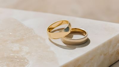  કોર્ટ મેરેજ અને રજિસ્ટર્ડ મેરેજ બંને માન્ય વૈવાહિક વિકલ્પો છે, પરંતુ તેમની વચ્ચે કેટલાક તફાવતો છે, તો ચાલો આજે આપણે કાનુની સવાલની અમારી આ સીરિઝમાં કોર્ટ મેરેજ અને રજિસ્ટર્ડ મેરેજ વચ્ચે શું તફાવત છે. તેના વિશે વિસ્તારથી વાત કરીએ.