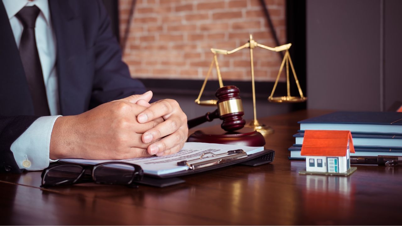 હિન્દુ ઉત્તરાધિકાર અધિનિયમ અને કેરળ હાઈકોર્ટના નિર્ણયથી સ્પષ્ટ છે કે, જમાઈને તેના સસરાની મિલકતમાં કોઈ અધિકાર નથી. જો સસરા પરવાનગી આપે તો તે પોતાના ઘરમાં રહી શકે છે.