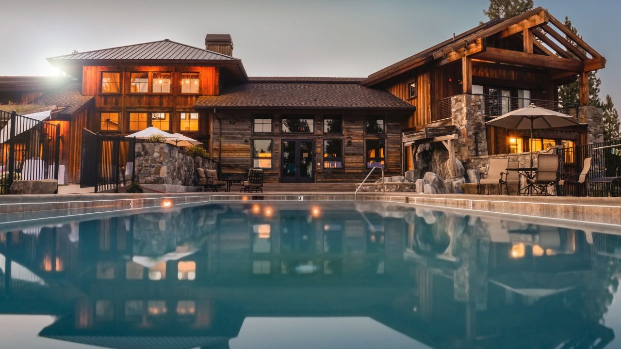 પૈતૃક સંપત્તિ એજ હોય છે જે 4 પેઢીઓથી પારિવારિક રુપથી ચાલી આવતી હોય, જેમકે પરદાદા, દાદા, પિતા અને પુત્ર , જન્મથી જ આવી મિલકતમાં બધા વારસદારનો અધિકાર હોય છે.