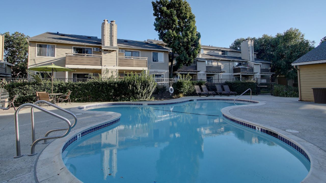 જો તમારા કાકાની સંપત્તિ સ્વયં અર્જિત (Self-acquired Property) છે.તો ભત્રીજો કોઈ દાવો કરી શકે નહી. તેમજ કાકાએ તેને પોતાના વસિયતનામામાં સામેલ ન કર્યો હોય, કાકાને કોઈ બાળકો/વારસદાર નથી અને ભત્રીજો કાનૂની વારસદારની શ્રેણીમાં આવે છે.