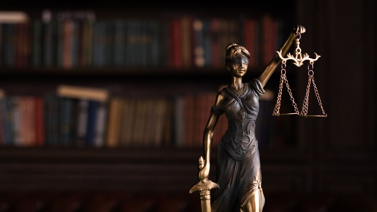 અલીગઢના કિસ્સામાં, બંને હિન્દુ છે, તો ચાલો જાણીએ કે હિન્દુ ઉત્તરાધિકાર કાયદો કયા અધિકારો આપે છે.દેશમાં મિલકતના અધિકારો અને વારસા સંબંધિત નિયમો ધર્મ અનુસાર નક્કી કરવામાં આવે છે. આ માટે બધા ધર્મોમાં અલગ અલગ કાયદા છે.