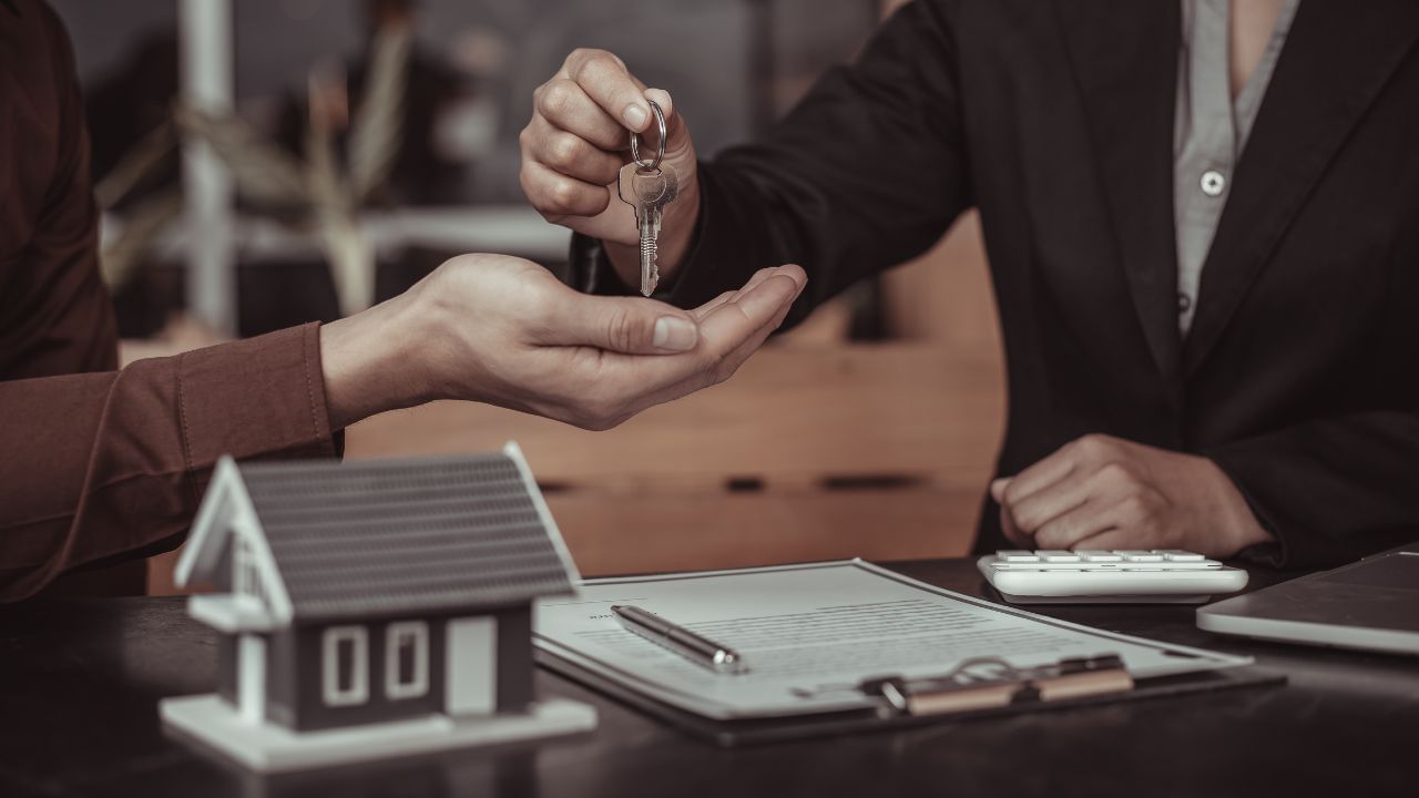 લેન્ડમાર્ક જજમેન્ટની વાત કરીએ તો Navneet Lal v. Gokul and Others – AIR 1976 SC 794 સુપ્રીમ કોર્ટએ કહ્યું જો સંપત્તિ સ્વઅર્જિત છે, તો માલિકને આ અધિકાર છે કે, તે ઈચ્છે તેને સંપત્તિ આપી શકે છે. પછી તે કાનુની રીતે વારિસ છે કે નહી.