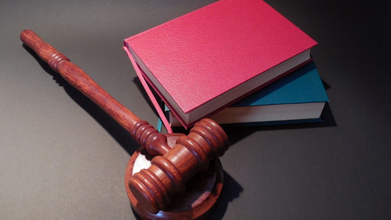 જો ક્લાસ 1 ઉત્તરાધિકારી જીવતા નથી. તો સંપત્તિ ક્લાસ ઉત્તરાધિકારીઓની પાસે જાય છે. જેમાં પિતા,ભાઈ-બહેન, દાદી-દાદ,કાકા-કાકી સામેલ હોય છે.