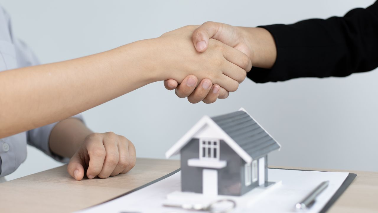 Self-Acquired Property, જે તમારા નાના (માતાના પિતા ) પોતે કમાય હોય. જો નાનાએ કોઈ વસિયત છોડી નથી, તેનું મૃત્યું થયા બાદ બધા કાનૂની વારસદારો (પુત્રો-પુત્રીઓ) ને સમાન ભાગ મળે છે.