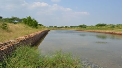 લોથલ એ પ્રાચીન સિંધુ ખીણ સંસ્કૃતિના દક્ષિણના સ્થળોમાંનું એક હતું. લોથલ બે શબ્દોથી બનેલું છે, લોથ અને થલ. ગુજરાતીમાં તેનો અર્થ ‘મૃતકોનો ટેકરો’ થાય છે. 4200 વર્ષ પહેલા, આ વિસ્તારમાં મીઠા પાણીના તળાવો અને નદીના પ્રવાહો વહેતા હતા, જેના કારણે લોથલને "મીઠાં પાણીનો પ્રદેશ"પણ કહેવામાં આવતું હતું. (Credits: - Wikipedia)