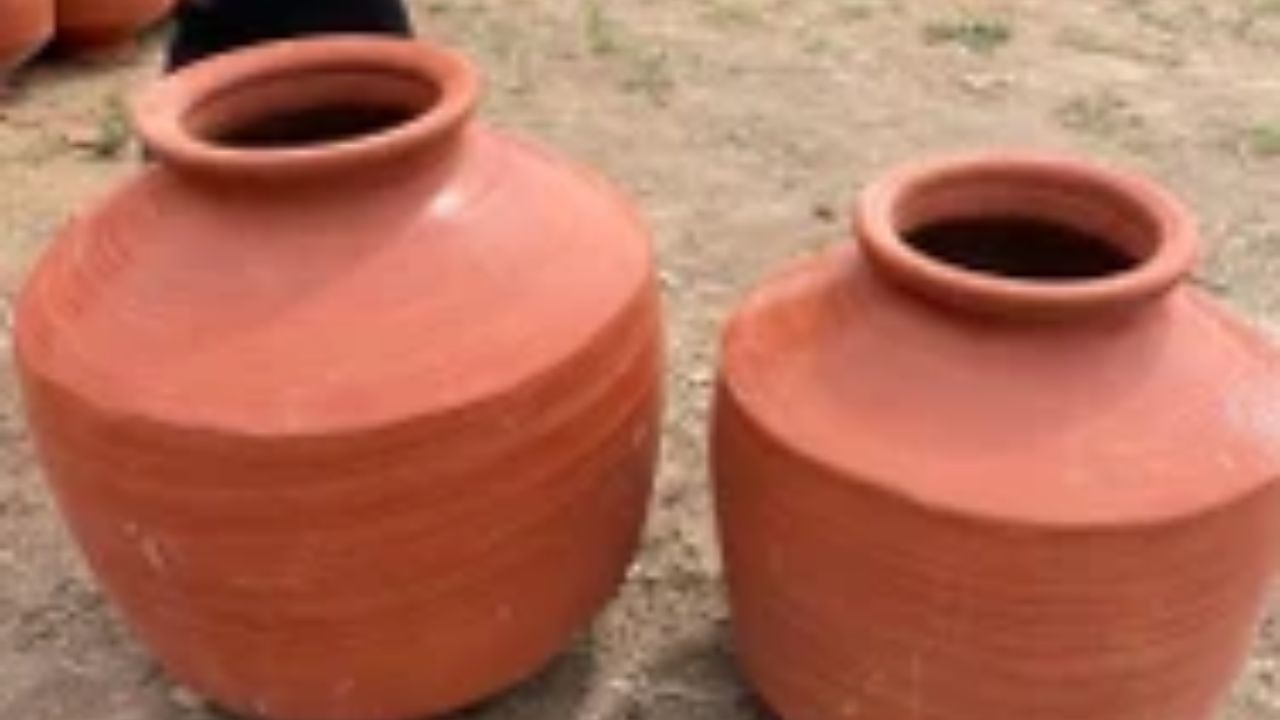 માટલાના પાણી પીવાના ફાયદા: માટીના વાસણમાં પાણી પીવાથી પાચનક્રિયા સુધરે છે. વાસણમાં રહેલા ખનિજો અને વિટામિન્સ હીટ સ્ટ્રોકને રોકવામાં મદદ કરી શકે છે. ગળાના દુખાવાને ઘટાડવા માટે માટીના વાસણનું પાણી ફાયદાકારક છે. માટીના વાસણમાં પાણીના એસિડિક ગુણધર્મો એસિડિટીની સમસ્યાને પણ દૂર રાખે છે.