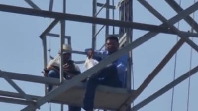 સ્ટેચ્યુ ઑફ યુનિટી અને નર્મદા ડેમ પાસે મોબાઈલ ટાવર પર ચઢી સરકાર વિરુદ્ધ આક્રોશ, જુઓ Video