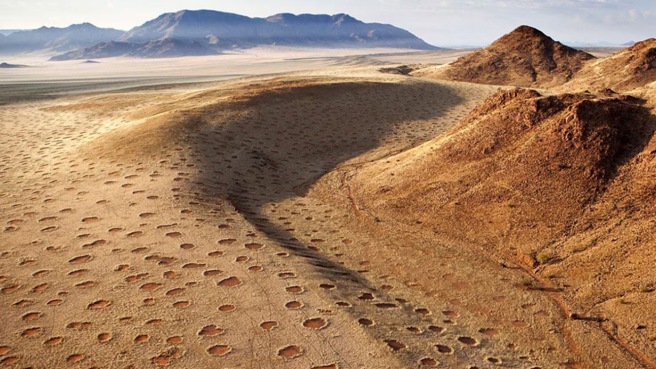 ફેરી સર્કલ્સ – નામીબિયાના નાંબી રણપ્રદેશમાં 1100 માઇલના વિસ્તારમાં અનેક ગોળ આકારના ધબ્બાઓ જોવા મળે છે. કેટલાક વૈજ્ઞાનિકો માને છે કે આ ઘાસના વિકાસ કે દીમકના કારણે બનેલા છે, તો કેટલાક તેનું કારણ ફંગસ પણ કહે છે. તેમ છતાં તેનો સાચો જવાબ આજ સુધી મળી શક્યો નથી.