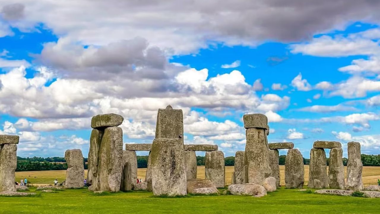 સ્ટોનહેન્જ – ઇંગ્લેન્ડ: સ્ટોનહેન્જ એ ઇંગ્લેન્ડમાં આવેલું ઐતિહાસિક સ્થળ છે, જ્યાં લગભગ 25 ટન વજનના પથ્થરો ગોળ ગોઠવીને તેના ઉપર આડા પથ્થરો મૂકવામાં આવ્યા છે. માનવામાં આવે છે કે આ પથ્થરો એવી જૂની ટેક્નોલોજી વડે ગોઠવવામાં આવ્યા છે જે માણસો હજી સાધન બનાવવાનું પણ શીખ્યા નહોતા. કેટલાકના મતે, આ સ્થાન સુર્યના ગતિચક્રને ધ્યાનમાં રાખીને બનાવવામાં આવ્યું છે.