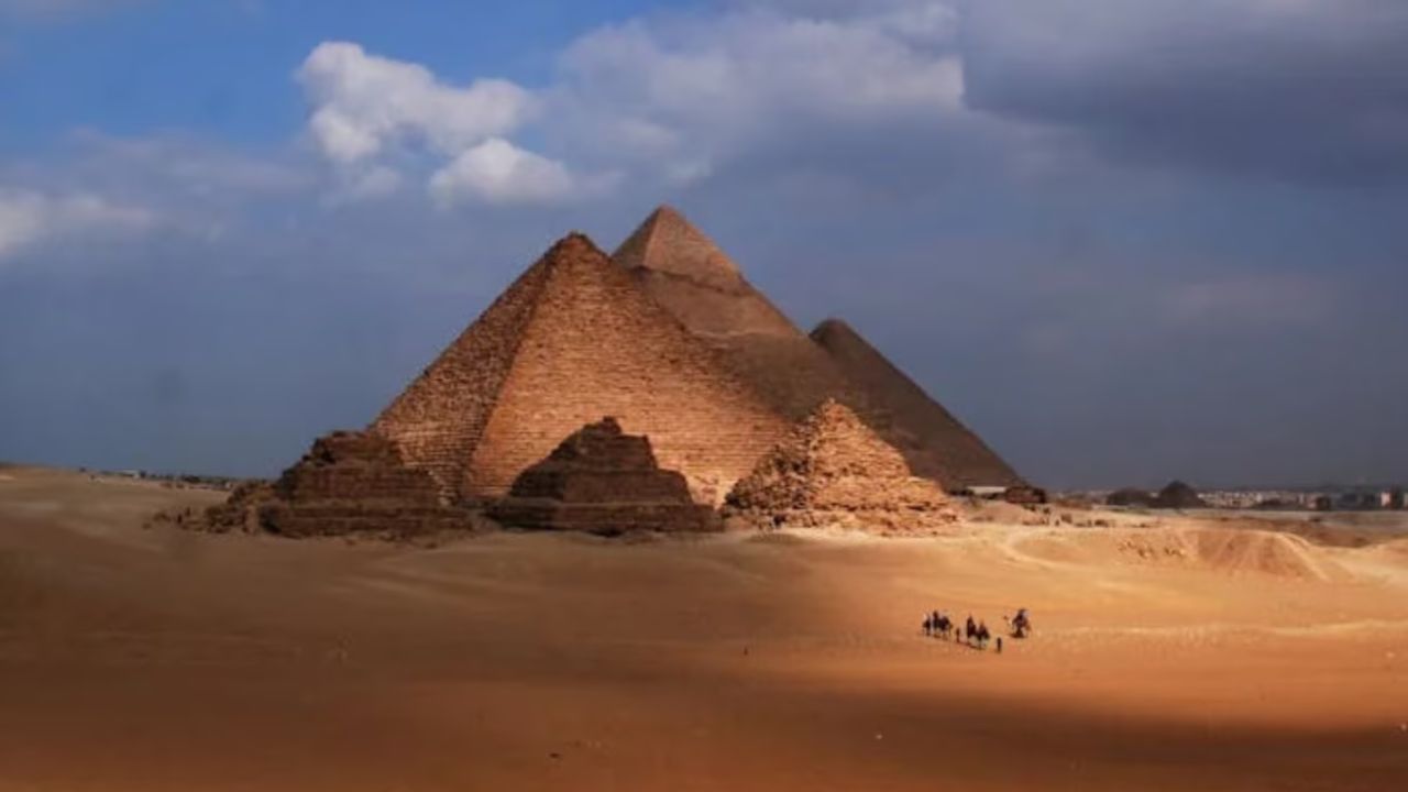 પિરામિડ્સ – ઇજિપ્ત: ઈજિપ્તના પિરામિડ લગભગ 4500 વર્ષ જૂના છે. અદભૂત નિમારણ કૌશલ્યથી બનેલા આ પિરામિડ કેવી રીતે અને કઈ તકનીકથી ઊભા કરવામાં આવ્યા તે આજ સુધી એક મોટું રહસ્ય છે. એટલા મોટા પથ્થરો કેવી રીતે ઊંચકીને ગોઠવ્યા એ અંગે આજ સુધી સ્પષ્ટ જવાબ નથી.