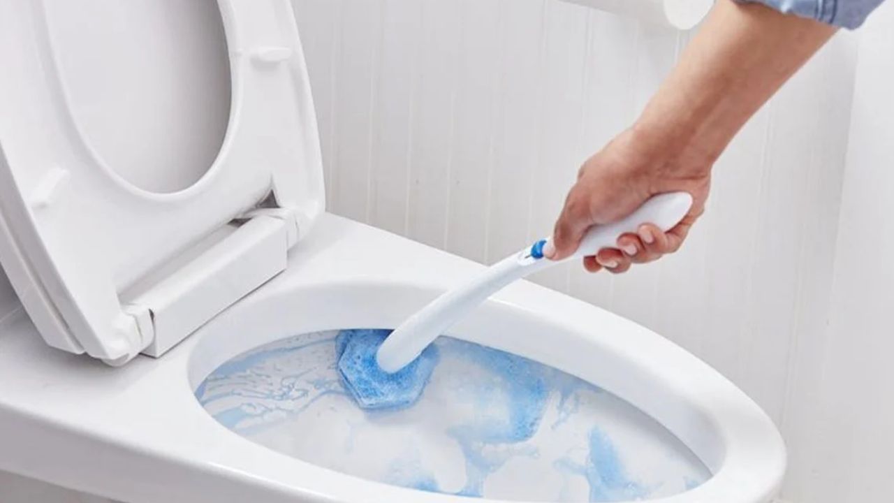 ટોયલેટ સફાઈ સ્પ્રે અથવા ફોમનો ઉપયોગ કરો: તમે તમારી ટોઇલેટ સીટને ટોઇલેટ ક્લિનિંગ સ્પ્રે અથવા ફોમથી સાફ કરી શકો છો. આ માટે પહેલા ટોઇલેટ બાઉલ ક્લિનિંગ સ્પ્રેને સીધા ટોઇલેટ સીટ, બાઉલ અને તેની બાજુઓ પર સ્પ્રે કરો. હવે તેને થોડીવાર માટે રહેવા દો. 
