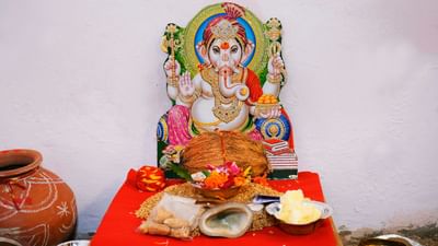 પૂજા પછી બચેલી સામગ્રીનું પણ વિશેષ મહત્વ છે કારણ કે તેમાં દેવતાઓની ઉર્જા અને આશીર્વાદ હોય છે. એવું માનવામાં આવે છે કે જો આપણે તેનો યોગ્ય ઉપયોગ નહીં કરીએ તો તે આપણા જીવન પર પણ નકારાત્મક અસર કરી શકે છે. તેથી, પૂજા પછી બાકી રહેલી સામગ્રીનો યોગ્ય ઉપયોગ કરવો અને આ સામગ્રીને કચરાપેટીમાં ફેંકવાનું ટાળવું મહત્વપૂર્ણ છે.