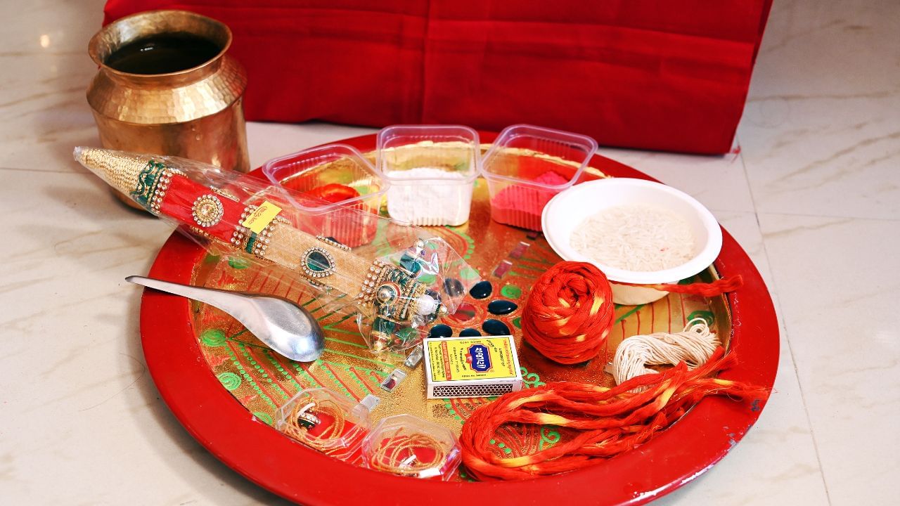 સિંદૂર એ દરેક પ્રસન્ન વિવાહિત સ્ત્રી માટે એક મહત્વપૂર્ણ અને પવિત્ર ચિહ્ન માનવામાં આવે છે. જ્યારે તમે પૂજામાં સિંદૂરનો ઉપયોગ કરો છો અથવા ભગવાનને અર્પણ કરો છો, ત્યારે તે વધુ પવિત્ર અને શુભ માનવામાં આવે છે.