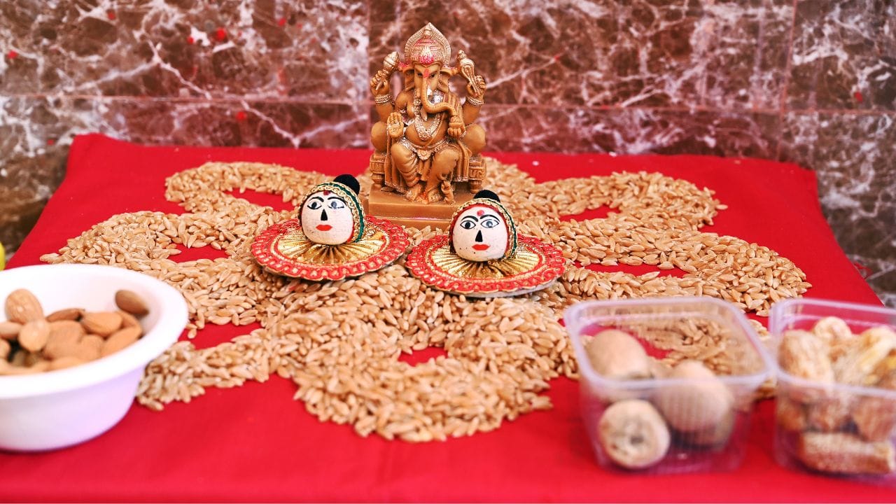 જો પૂજા પછી સિંદૂર અથવા કંકુ બચી જાય, તો તે ફરીથી પૂજામાં ઉપયોગ માટે યોગ્ય છે. તે ઉપરાંત, આ સિંદૂર અને કંકુને તમે તમારા ઘરમાં પણ ઉપયોગ કરી શકો છો, જેમ કે કોઈપણ નવી વસ્તુ પર,  દરવાજા પર સ્વસ્તિક બનાવવા અથવા શુભ પ્રતીક તરીકે  ઉપયોગ કરી શકો છો.