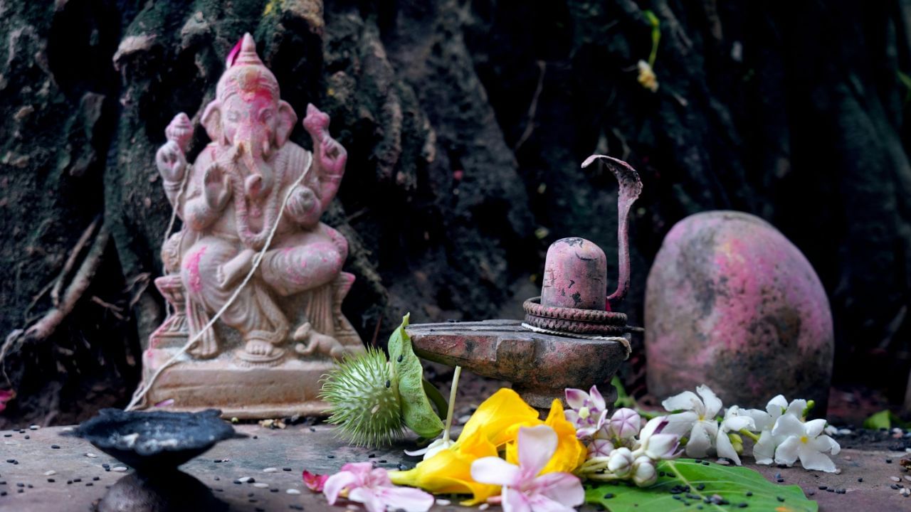 જો પૂજા પછી ઘરમાં ફૂલો બચી જાય, તો તેને કચરામાં ફેંકી દો નહીં, તેના બદલે, આ ફૂલોને તમારા બગીચામાં અથવા કુંડામાં મુકો. થોડા સમય બાદ, આ ફૂલો કુંડામાં ખાતર તરીકે ફેરવાઈ જશે, જે છોડ માટે લાભદાયક છે.આ રીતે, તમારે ફૂલોનું યોગ્ય ઉપયોગ કરવો જોઈએ.  ( Credits: Getty Images )   for review  (Credits: - Canva)