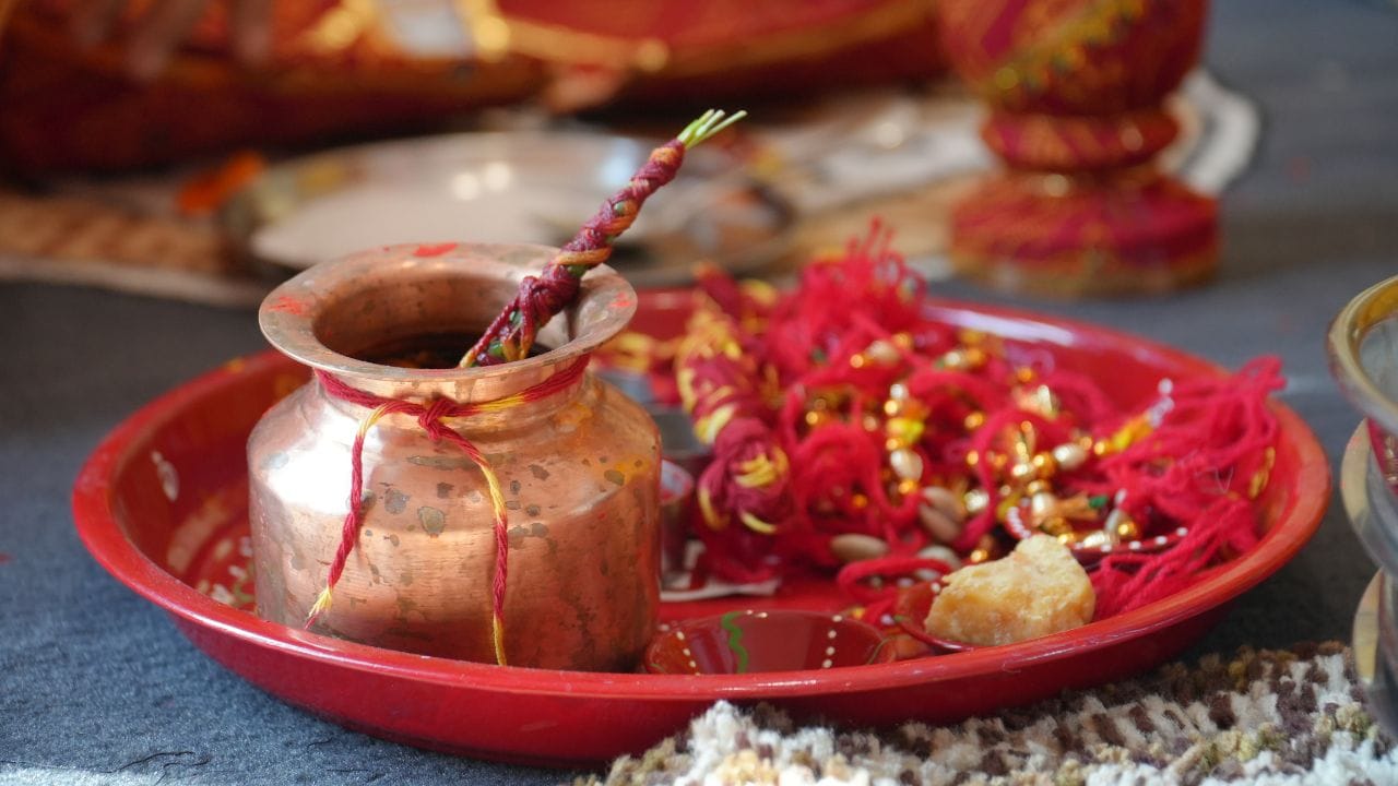 ધાર્મિક વિધિઓમાં પાણીનો ઉપયોગ કરવામાં આવે ત્યારે ઘણી વાર ઘણું પાણી બચે છે. આવું થતા, પૂજા પૂર્ણ થયા પછી, એ પાણીને ઘરના દરેક ખૂણામાં અને તેના સભ્યો પર છાંટવું યોગ્ય હોય છે.પછી બાકી રહેલું પાણી તમે કોઈ તમારા બગીચામાં કે કુંડામાં પધરાવી શકો છો.   ( Credits: Getty Images )   for review  (Credits: - Canva)