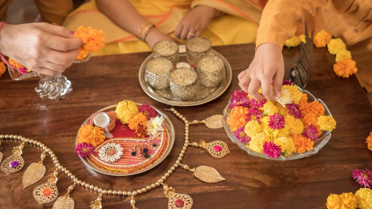 આ રીતે, પાણીનો યોગ્ય ઉપયોગ થાય છે અને પૂજા સામગ્રીનું અપમાન ન થાય. જો તમે આ રીતે પૂજા પછી બાકી રહેલી સામગ્રીનો ઉપયોગ કરશો, તો તે તમારા જીવનમાં કોઈ નકારાત્મક પ્રભાવ નહીં પેદા કરે.  ( નોંધ :ટીવી9 કોઈ પણ પ્રકારે અંધશ્રદ્ધાને પ્રોત્સાહન આપતુ નથી. આ અહેવાલ માત્ર ધાર્મિક માન્યતા અને લોકોમાં પ્રચલિત માન્યતા, રીત રિવાજને આધારે રજૂ કરવામાં આવેલ છે. ) ( Credits: Getty Images )   for review  (Credits: - Canva)