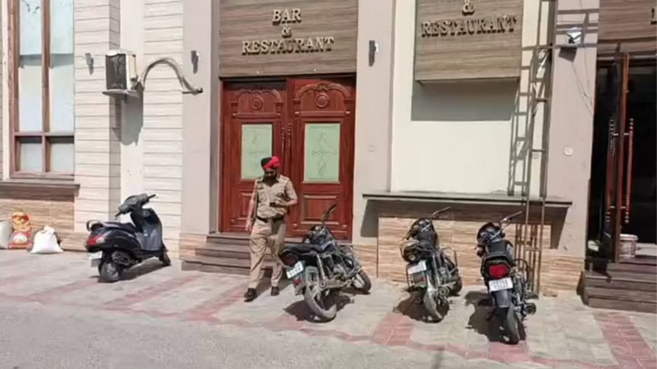 મીડિયા રિપોર્ટ્સ અનુસાર, આતંકવાદીઓએ ઉત્તર પ્રદેશના શુભમનું નામ પૂછ્યું જે તેના હનીમૂન માટે ત્યાં ગયો હતો અને પછી તેને ગોળી મારી દીધી. આ જોઈને યુવકની પત્ની બેભાન થઈ ગઈ. જ્યારે આતંકવાદીઓ ફાયરિંગ કરતા ફરાર થઈ ગયા હતા.