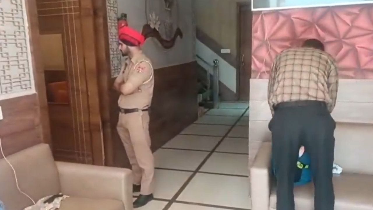 લાંબા સમય સુધી, NIA ટીમ પરિવારના સભ્યોની પૂછપરછ કરતી રહી અને ઘરની તપાસ કરતી રહી.