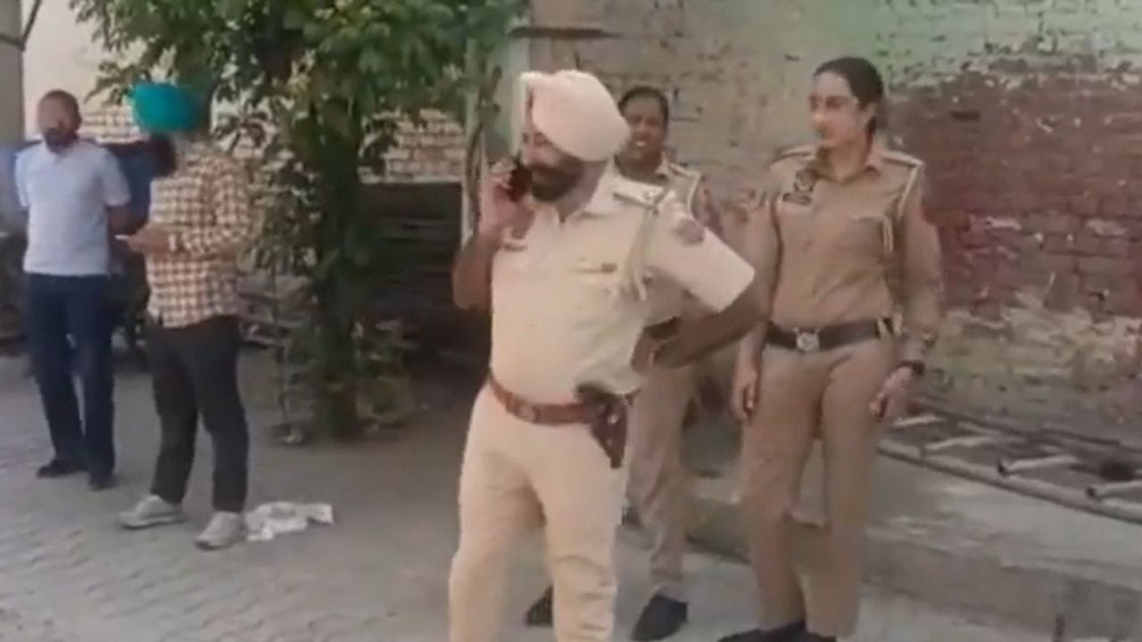 ટીમે દરોડો શા માટે પાડ્યો તે જાણી શકાયું નથી. કહેવામાં આવી રહ્યું છે કે પરિવારના સભ્યો પાકિસ્તાન થઈને આવ્યા હતા. અટારી બોર્ડર સામાન્ય લોકો માટે બંધ છે અને સરહદ પર ત્રણ સ્તરીય સુરક્ષા ગોઠવાઈ છે. ( All Image - Twitter)