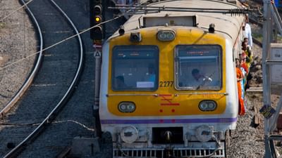 જમ્મુ-કાશ્મીરના પહેલગામમાં થયેલા આંતકવાદી હુમલા બાદ ત્યાં રહેલા પર્યટકો પોતાની રજાઓ રદ્દ કરી રહ્યા છે. ત્યારે એરપોર્ટ અને રેલવે સ્ટેશન પર પ્રવાસીઓની સંખ્યા અચાનક વધી ગઈ છે. એરલાઈન્સે શ્રીનગર એરપોર્ટથી એક્સ્ટ્રા ફ્લાઈટ શરુ કરી છે. તેમજ રેલવે પણ ફસાયેલા યાત્રિકો માટે શ્રી માતા વૈષ્ણો દેવી કટડા થી નવી દિલ્હી માટે સ્પેશિયલ ટ્રેન શરુ કરી છે.