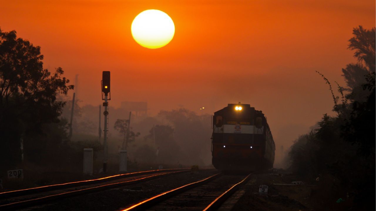 પહેલગામ આતંકી હુમલામાં અંદાજે 26 લોકોના મોત થયા છે. જેમાં 3 ગુજરાતી ટુરિસ્ટ પણ સામેલ છે. તેમજ ઈજાગ્રસ્તોને સારવાર માટે નજીકની હોસ્પિટલમાં ખસેડવામાં આવ્યા છે. હવે જે પર્યટકો ઘરે પરત ફરી રહ્યા છે. તેના માટે ભારતીય રેલવેએ સ્પેશિયલ ટ્રેન શરુ કરી છે.