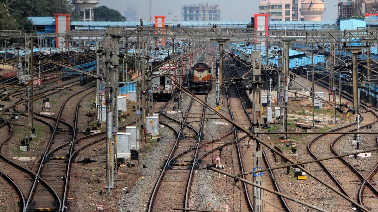 મુસાફરોની વધતી સંખ્યાને ધ્યાનમાં રાખીને, ભારતીય રેલ્વેએ આ ખાસ ટ્રેનમાં સાત જનરલ કોચ, આઠ સ્લીપર કોચ, બે થર્ડ એસી કોચ, એક થર્ડ એસી ઇકોનોમી કોચ અને બે લગેજ-કમ-બ્રેક વાન પૂરા પાડ્યા છે.