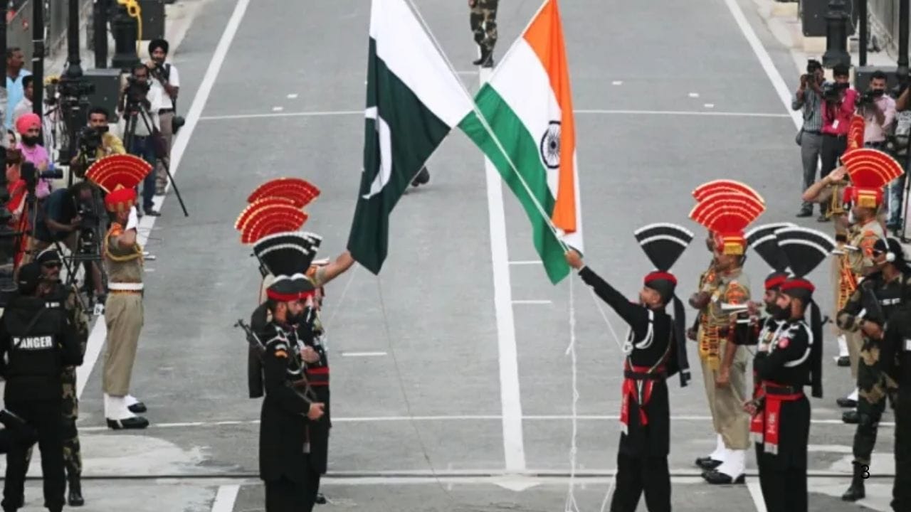 વ્યાપારિક આંકડા અને અસર: 2016-17માં ભારતે અટારી સરહદ દ્વારા પાકિસ્તાનને 2.51 લાખ ટન શાકભાજી, કપાસ/યાર્ન, ઉચ્ચ ઘનતા પોલિઇથિલિન (HDPE), સોયાબીન અને અન્ય ચીજવસ્તુઓની નિકાસ કરી હતી. જો કે 2017-18માં શાકભાજી અને સોયાબીનની નિકાસ કરવામાં આવી ન હતી. જેના કારણે વેપારમાં ઘટાડો થયો હતો. 2010-11માં, ભારતે અટારી-વાઘા સરહદ દ્વારા પાકિસ્તાનને ₹759 કરોડનો માલ નિકાસ કર્યો હતો.