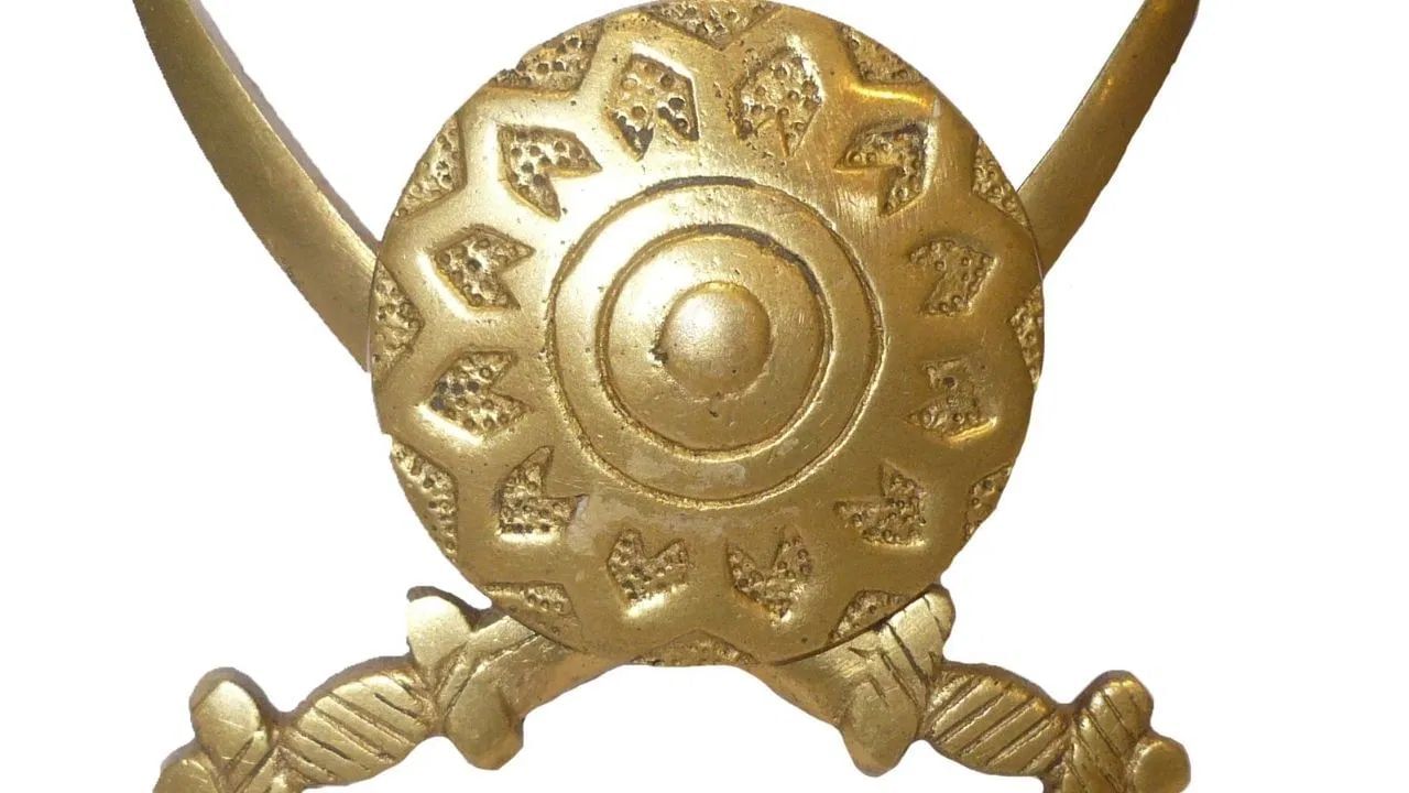 પરમાર વંશની ઉત્પત્તિ અગ્નિ કુંડમાંથી થઈ હોવાનું કહેવાય છે જે અગ્નિદેવ દ્વારા આબુ પર્વત ખાતે યજ્ઞ દરમિયાન બનાવવામાં આવ્યો હતો. પરમારનો અર્થ શ્રેષ્ઠ યોદ્ધા અથવા શ્રેષ્ઠ રક્ષક થાય છે.