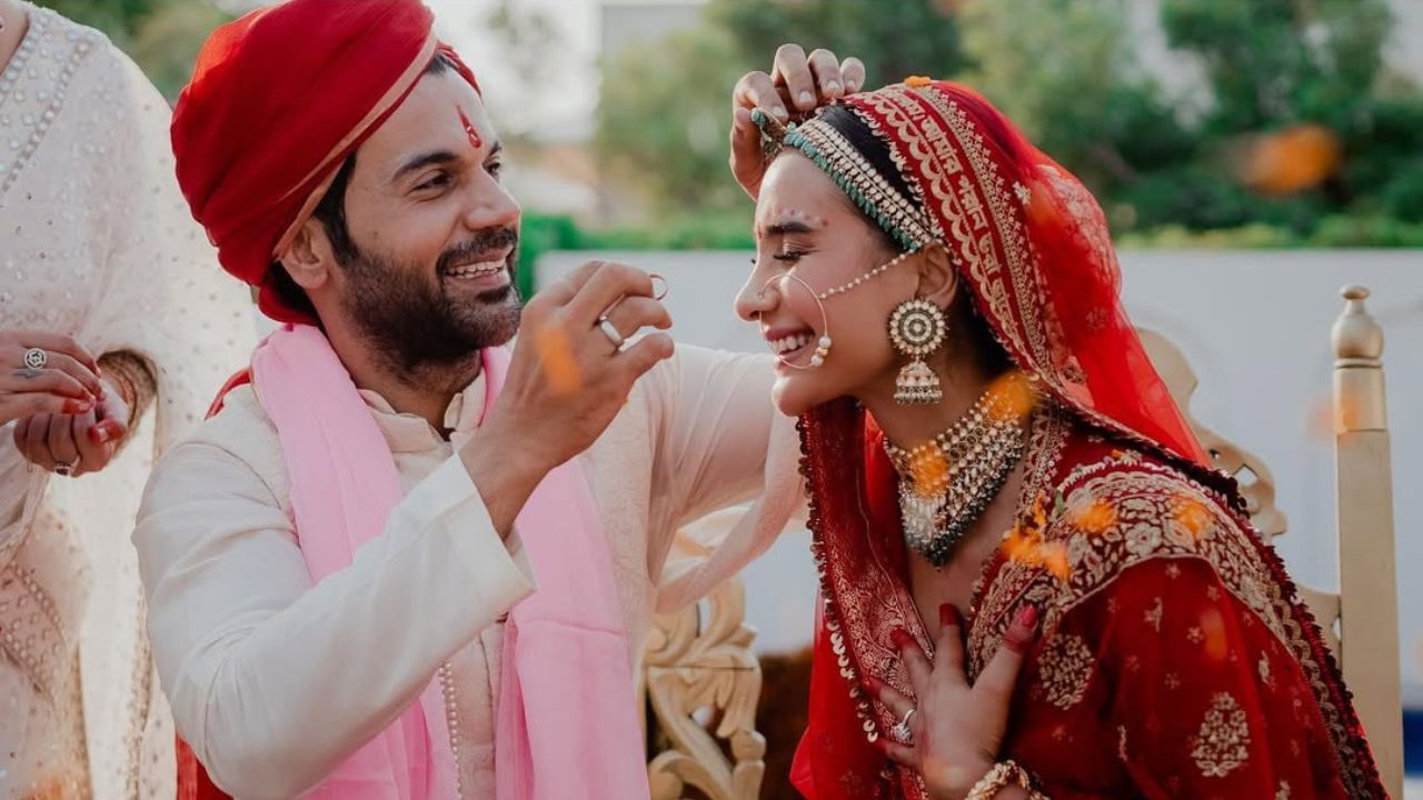  એક ઈન્ટરવ્યુમાં તેમણે જણાવ્યું હતું કે તેમના દાદી એક કવિ હતા. તેમના બે ભાઈ-બહેનો પર્ણલેખા પોલ અને અગ્નિશ પોલ છે. 