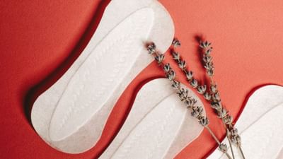 મહિલાઓમાં હંમેશા પોતાના પીરિયડ્સને લઈ ચિંતા રહે છે. ક્યારેક ક્યારેક આ સમસ્યા લાઈફસ્ટાઈલમાં થતાં ફેરફારનું કારણ પણ બની શકે છે. જો આ સમસ્યા વારંવાર થાય છે તો ચિંતાનો વિષય બની શકે છે. પીરિયડ્સ અનિયમિત આવવા મહિલાઓની માનસિક સ્થિતિ પર પ્રભાવ કરી શકે છે.જેનાથી તે શારીરિક અને માનસિક બંન્ને મુશેકલ થઈ શકે છે.