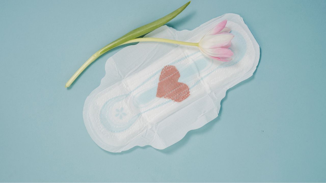 પીસીઓએસ એક હોર્મોનલ સમસ્યા છે. જે અંડાશયમાં સિસ્ટ બની જાય છે. હોર્મોનલ અસંતુલનનું કારણ બને છે. જેનાથી મહિલાઓના પીરિયડ્સનું ચ્રક પ્રભાવિત થાય છે. અને પીરિયડ અનિયમિત થઈ જાય છે. આ સિવાય પીસીઓએસના અન્ય લક્ષણોમાં મોટાપો, ચેહરા પર ખીલ અણગમતા વાળ વગેરે સામેલ છે.