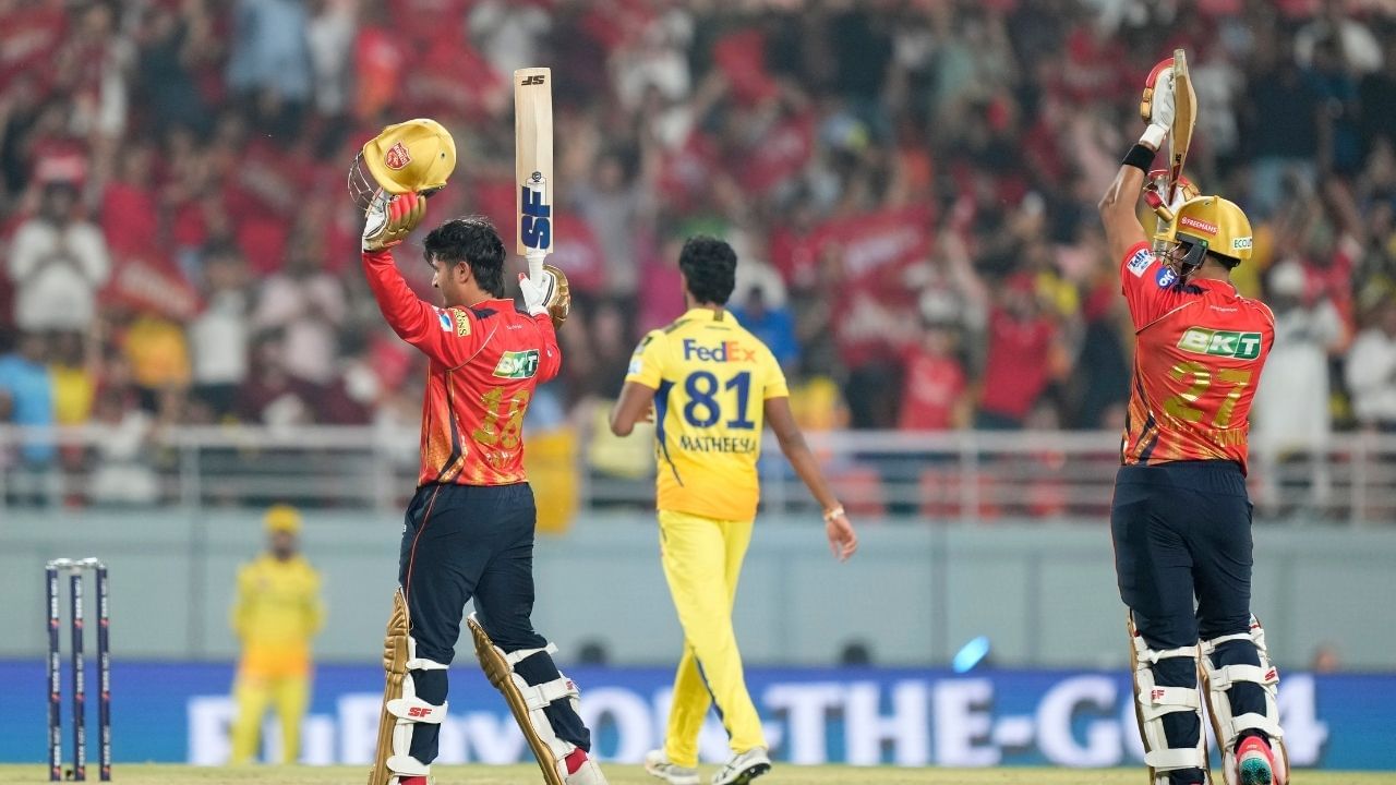ESPNcricinfoના અહેવાલ મુજબ, આર્યના માતા-પિતા દિલ્હીની એક સરકારી શાળામાં શિક્ષક છે અને તેણે ગૌતમ ગંભીરના ભૂતપૂર્વ કોચ સંજય ભારદ્વાજ હેઠળ તાલીમ લીધી છે. આર્યએ 9-10 વર્ષની ઉંમરે આ એકેડેમીમાં પ્રવેશ મેળવ્યો હતો.
