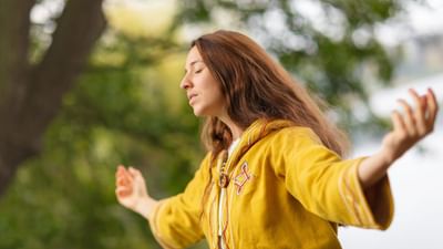 ધ્યાન અને યોગ તણાવ ઓછો કરે છે અને મનને શાંત કરે છે. રોજ સવારે કે સાંજે 10-15 મિનિટ ધ્યાન કરો. યોગમાં "પ્રાણાયામ", "શવાસન", "અનુલોમ વિલોમ" જેવા આસન કરો. ( Credits: Getty Images )