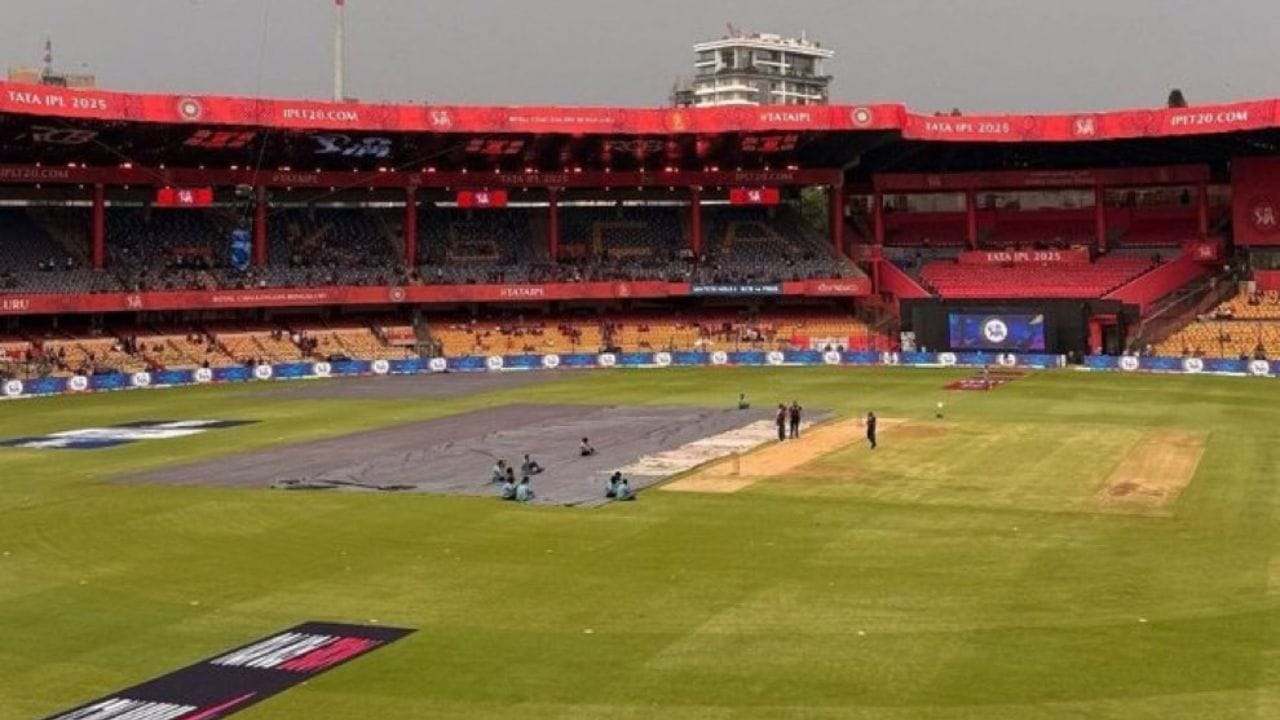 IPL 2025માં લીગ સ્ટેજની મેચો બપોરે 3.30 અને સાંજે 7.30 વાગ્યે શરૂ થઈ રહી છે. જો વરસાદને કારણે કોઈ મેચ મોડી પડે તો એક કલાક પછી ઓવર ઓછી થવા લાગે છે. RCB-PBKS મેચમાં 8.30 વાગ્યાથી ઓવરો ઓછી થવાનું શરૂ થયું હતું.