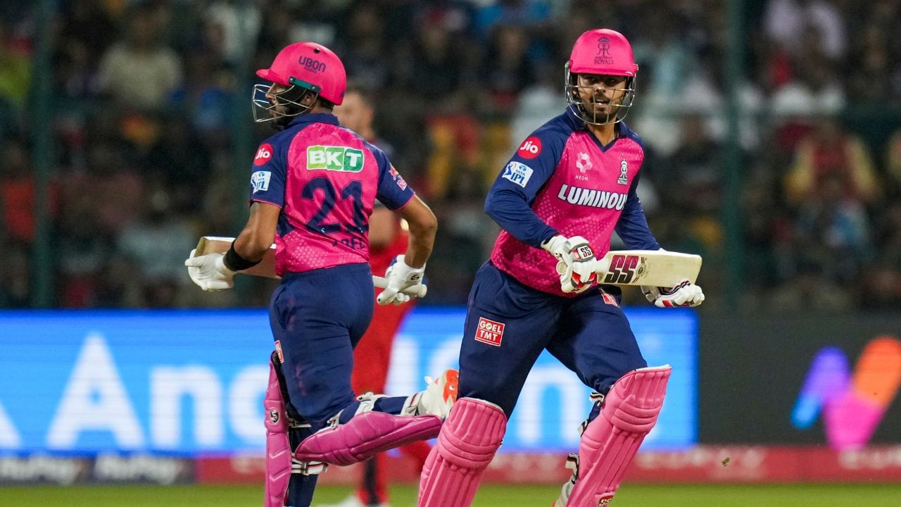  આ હાર બાદ રાજસ્થાન રોયલ્સની ટીમ લગભગ આઈપીએલ 2025માંથી બહાર થઈ ગઈ છે. જેના માટે તેનું પ્લેઓફમાં પહોંચવું લગભગ મુશ્કેલ છે.આરસીબી વિરુદ્ધ રાજસ્થાને ટોસ જીતી પહેલા બોલિંગ કરવાનો નિર્ણય લીધો હતો. આરસીબીની ટીમે 20ઓવરમાં 205 રનનો ટાર્ગેટ રાજસ્થાનને આપ્યો હતો.