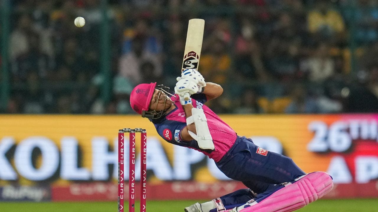 રાજસ્થાન રોયલ્સેને હજુ આ સીઝનમાં 5 મેચ ગુજરાત ટાઈટન્સ,મુંબઈ ઈન્ડિયન્, કોલકત્તા નાઈટ રાઈડર્સ, ચેન્નાઈ સુપર કિંગ્સ અને પંજાબ કિંગ્સ વિરુદ્ધ રમવાની છે.જો RR આ તમામ મેચ જીતવામાં સફર રહે છે. તો તે 14 પોઈન્ટ સુધી પહોંચી શકે છે.