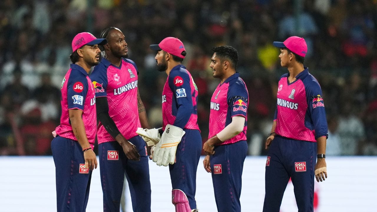 જે રીતે આઈપીએલની સીઝન ચાલી રહી છે. તે જોઈને લાગે છે કે, ટીમ માટે અધરું છે. જો રાજસ્થાનની ટીમ આટલા અંક સુધી પહોચવામાં સફર થાય તો તેમણે બીજી ટીમના રિઝલ્ટ પર પણ નિર્ભર રહેવું પડશે. રાજસ્થાનની ટીમ બેંગલુરુ સામે મેચ હારી ગઈ છે અને હવે તેની પ્લેઓફમાં પહોંચવાની શક્યતા પણ ખતમ થઈ ગઈ છે. રાજસ્થાન રોયલ્સની હારનો સૌથી મોટો વિલન શિમરોન હેટમાયર બન્યો છે, જેને ટીમે 11 કરોડ રૂપિયાની મોટી રકમમાં રિટેન કર્યો છે.