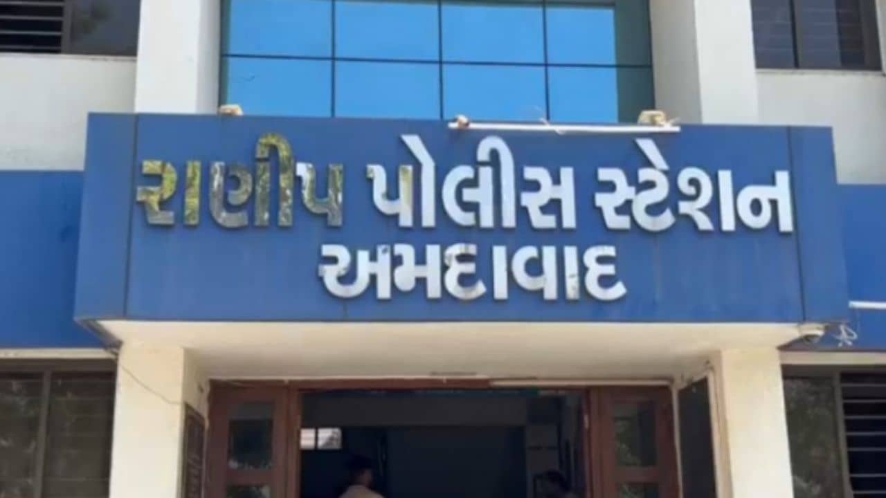 Ahmedabad : RTO સર્કલ પાસે 2 બાઈક સવારે દંપતીને આંતરીને કરી લાખો રુપિયાની લૂંટ, રાણીપ પોલીસ સ્ટેશનમાં નોંધાઈ ફરિયાદ