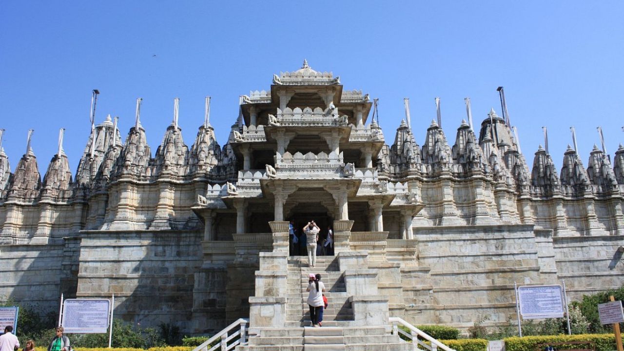 રાણકપુર જૈન મંદિર ભારતના પ્રસિદ્ધ જૈન મંદિરોમાંનું એક છે. તે રાજસ્થાનના પાલી જિલ્લામાં અને અરવલ્લી પર્વતોની વચ્ચે, જોધપુર અને ઉદયપુર બંનેથી થોડે દૂર આવેલું છે. 14-15મી સદીનું સુશોભિત મંદિર, તીર્થંકર ઋષભનાથની પૂજા કરવામાં આવે છે.