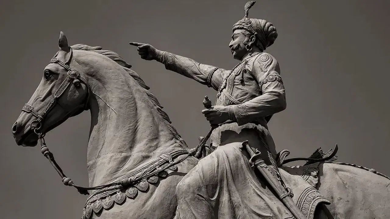 રાવલ અટકને એક માનનીય પદવી ગણવામાં આવે છે. જે બહાદુરી, જ્ઞાન અથવા સામાજિક સ્થિતિના આધારે આપવામાં આવતી હતી.