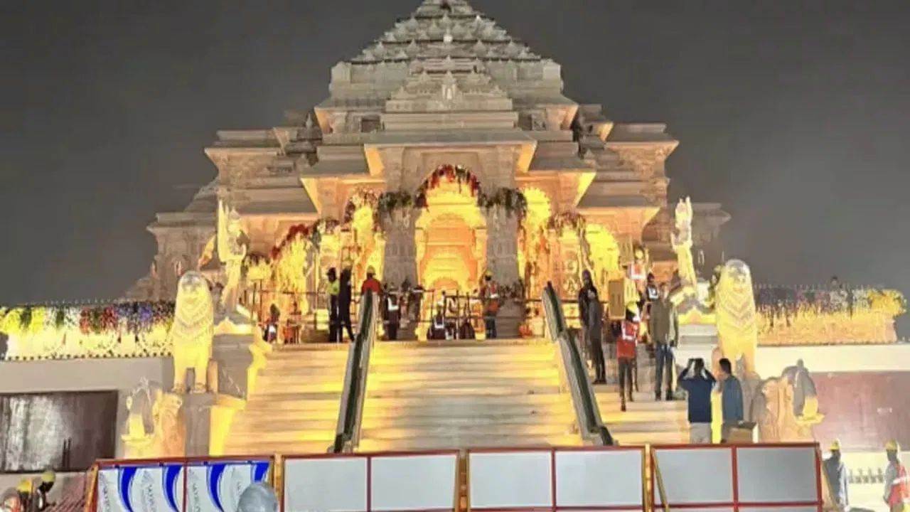 રાવલ અટક ઉત્તરાખંડ, ગુજરાત સહિતના રાજ્યોમાં જોવા મળતો સમુદાય છે. ખાસ કરીને ઉત્તરાખંડમાં ગઢવાલ ક્ષેત્રમાં જોવા મળે છે.