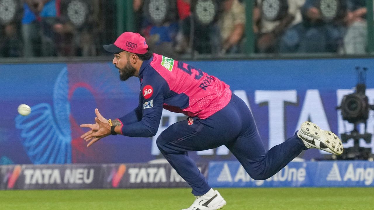 RCBની ઈનિંગ દરમિયાન રાજસ્થાન રોયલ્સના ફાસ્ટ બોલર ફઝલહક ફારૂકીએ બીજી ઓવર ફેંકી. આ ઓવરના બીજા બોલ પર ફારૂકીએ ફુલ ટોસ ફેંક્યો. RCBના ઓપનર ફિલ સોલ્ટ શોટ રમવા ગયો, પરંતુ બોલ મિડ-ઓફ તરફ ગયો. ત્યાં હાજર રિયાન પરાગે કેચ પકડવાનો પ્રયાસ કર્યો, પરંતુ બોલ તેના હાથમાંથી સરકી ગયો.