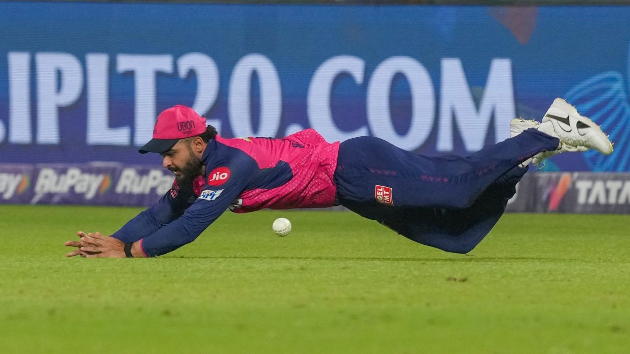 આ સિઝનમાં, રિયાન પરાગે આવા ઘણા પ્રસંગોએ કેચ છોડ્યા છે, જે ટીમ માટે ખૂબ જ નુકસાનકારક સાબિત થયા છે. આ સિઝનમાં રાજસ્થાન રોયલ્સે રિયાન પરાગને 14 કરોડ રૂપિયામાં ખરીદ્યો હતો. પરંતુ તે હજુ સુધી પોતાને સાબિત કરી શક્યો નથી. IPL 2025ની 42મી મેચમાં RCB સામે રિયાન પરાગે એક ભૂલ કરી જેને તે ભૂલી જવા માંગશે.