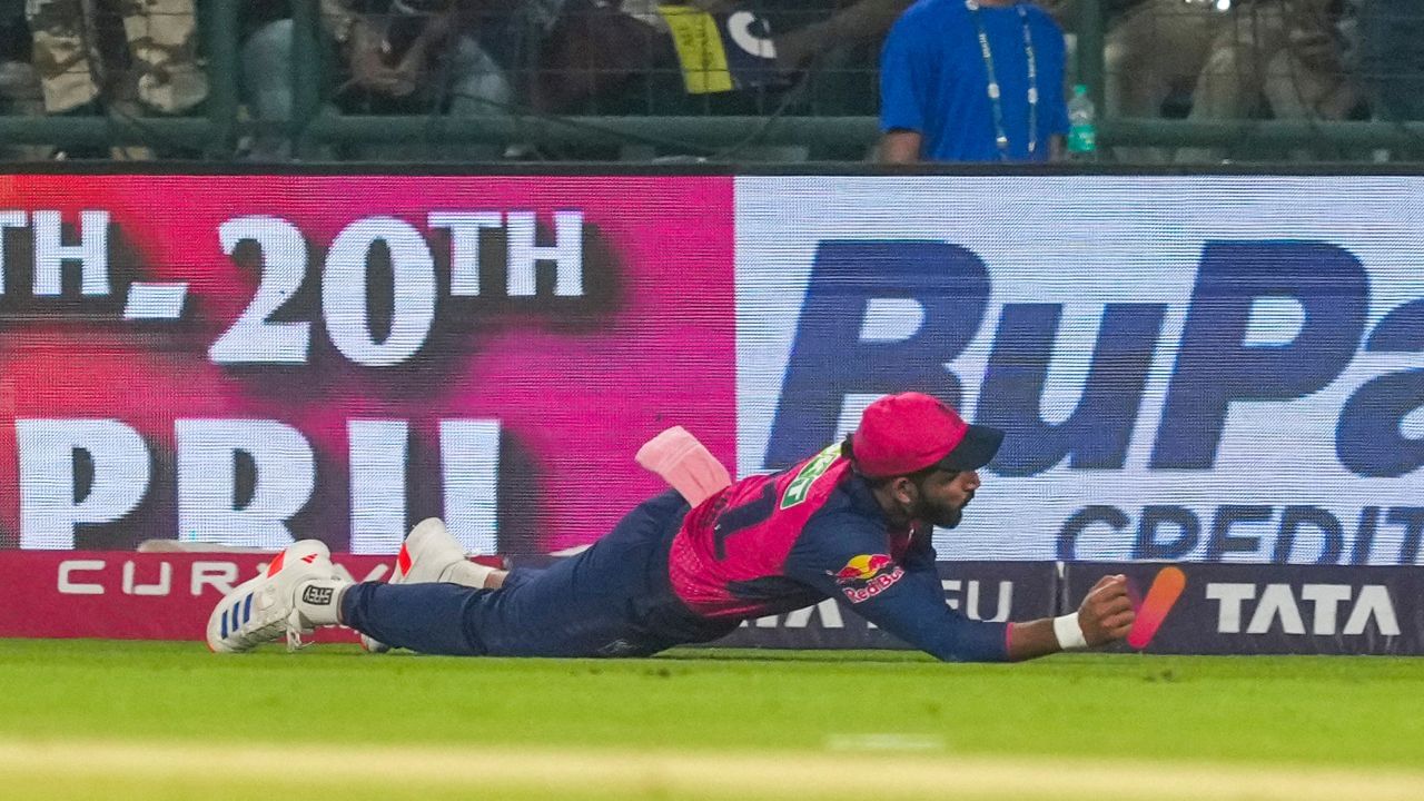 રાજસ્થાન રોયલ્સના કેપ્ટન રિયાન પરાગે આ સિઝનમાં અત્યાર સુધીમાં 5 કેચ લીધા છે. પરંતુ તેણે 4 કેચ છોડ્યા પણ છે. તેની કેચ પકડવાની ક્ષમતા માત્ર 55 ટકા છે. કેપ્ટનનું આ રીતે કેચ છોડવું ટીમ માટે ખતરનાક સાબિત થઈ રહ્યું છે.