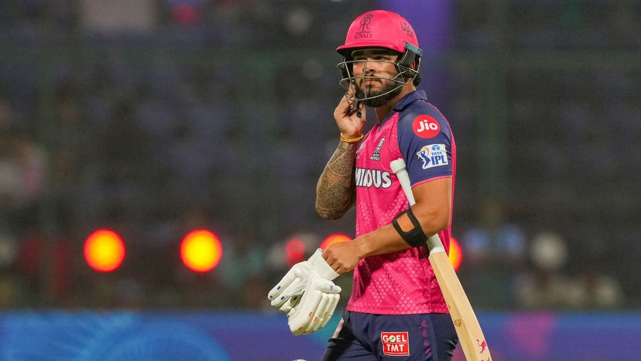 જ્યારે આ સિઝનમાં RCB સામેની મેચ પહેલા રાજસ્થાન રોયલ્સે 8 મેચ રમી છે, જેમાંથી તેઓ 6 હાર્યા છે અને ફક્ત 2 જીત્યા છે અને પોઈન્ટ ટેબલમાં આઠમા ક્રમે છે. (All Photo Credit : PTI)